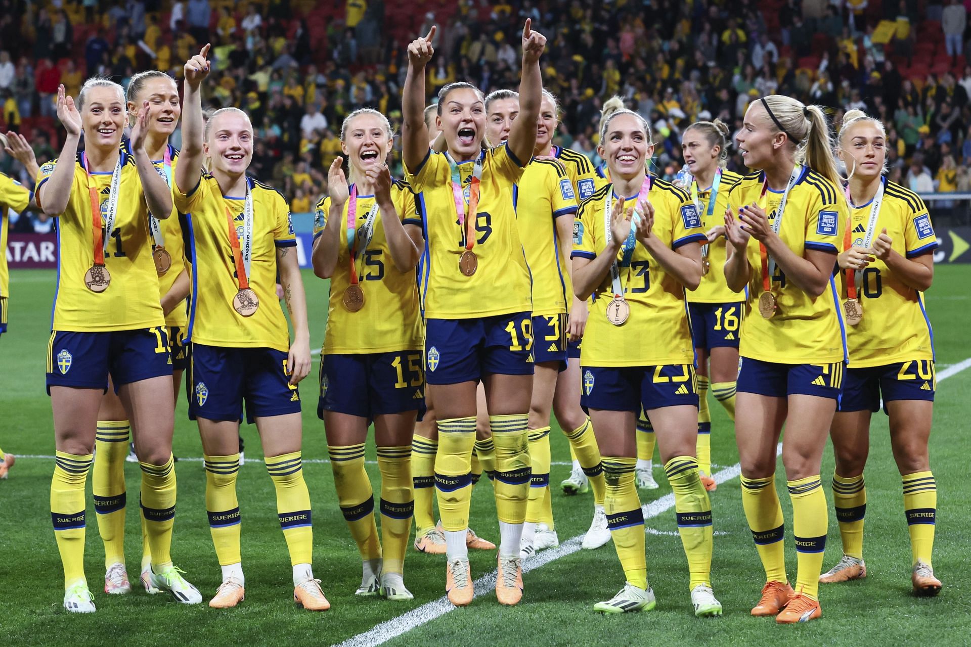 जीत के बाद दर्शकों का अभिवादन करती स्वीडिश महिला खिलाड़ीं।