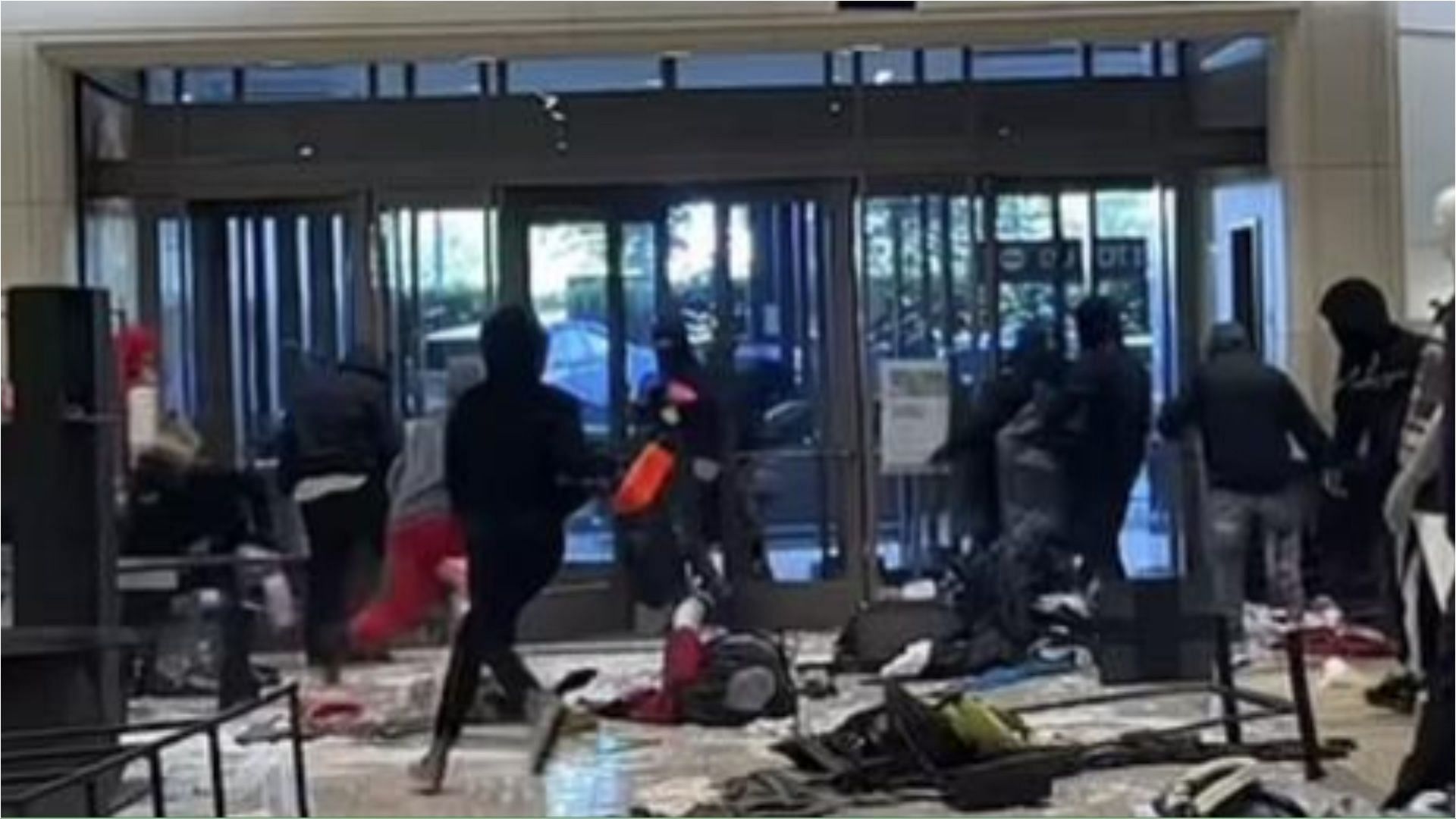 Topanga Mall was robbed by a group of robbers on Saturday (Image via Glenn Beck/Facebook)