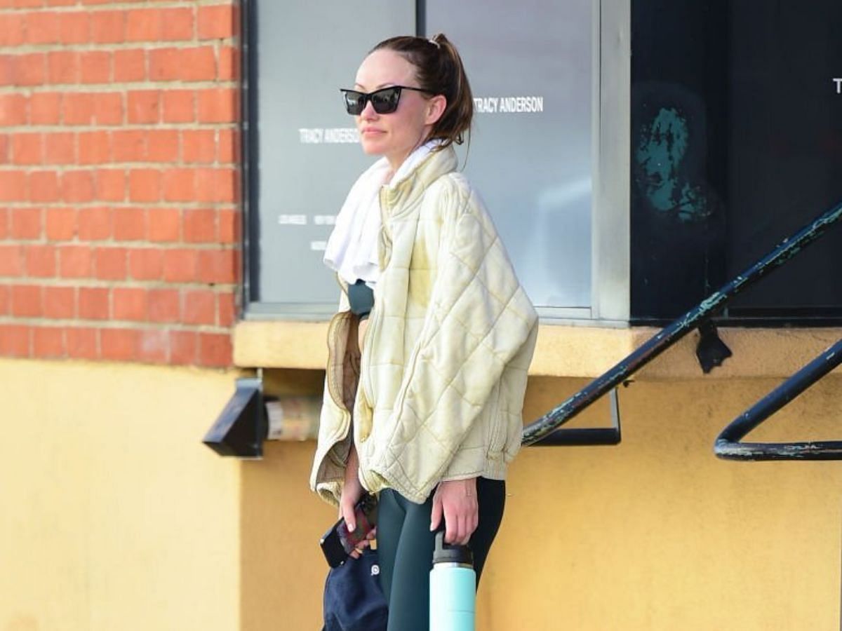 Olivia Wilde styles her puffer jacket differently (Image via Getty)