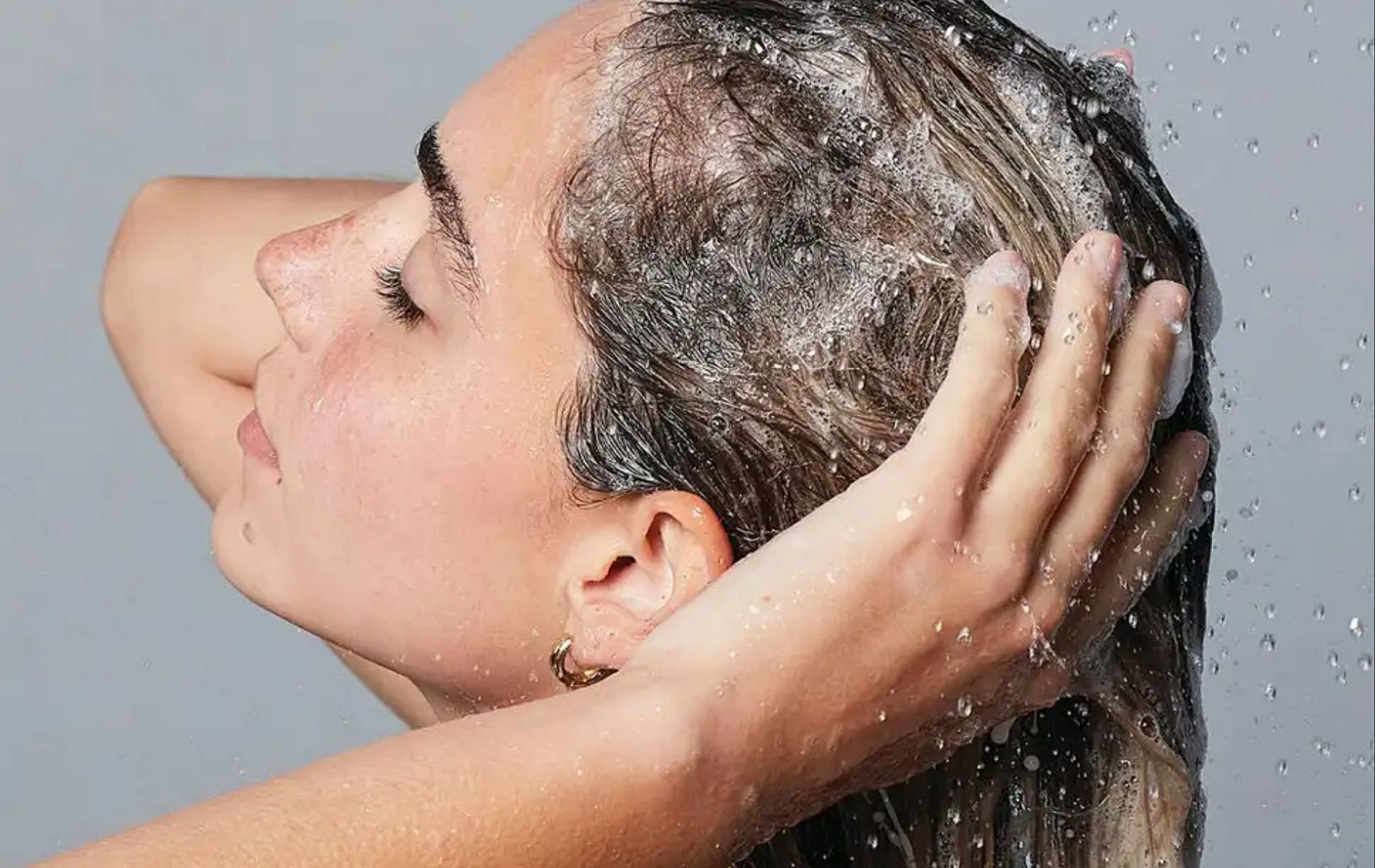 A sulfate-free shampoo retains the natural oils in your hair. (Image via Evening Standard)