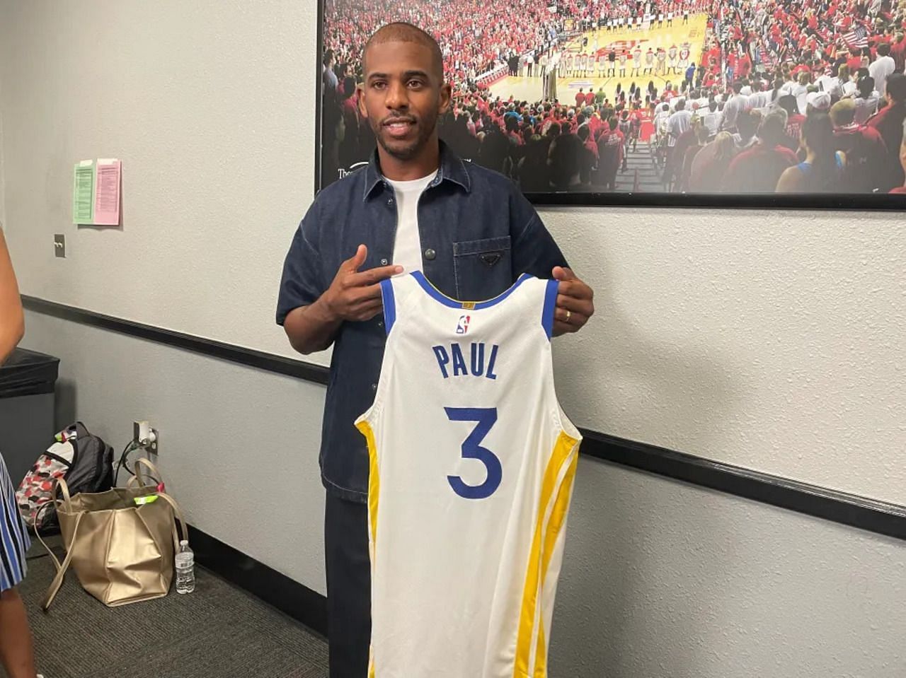 Photo: Chris Paul Wears Warriors Jersey for 1st Time Since Trade