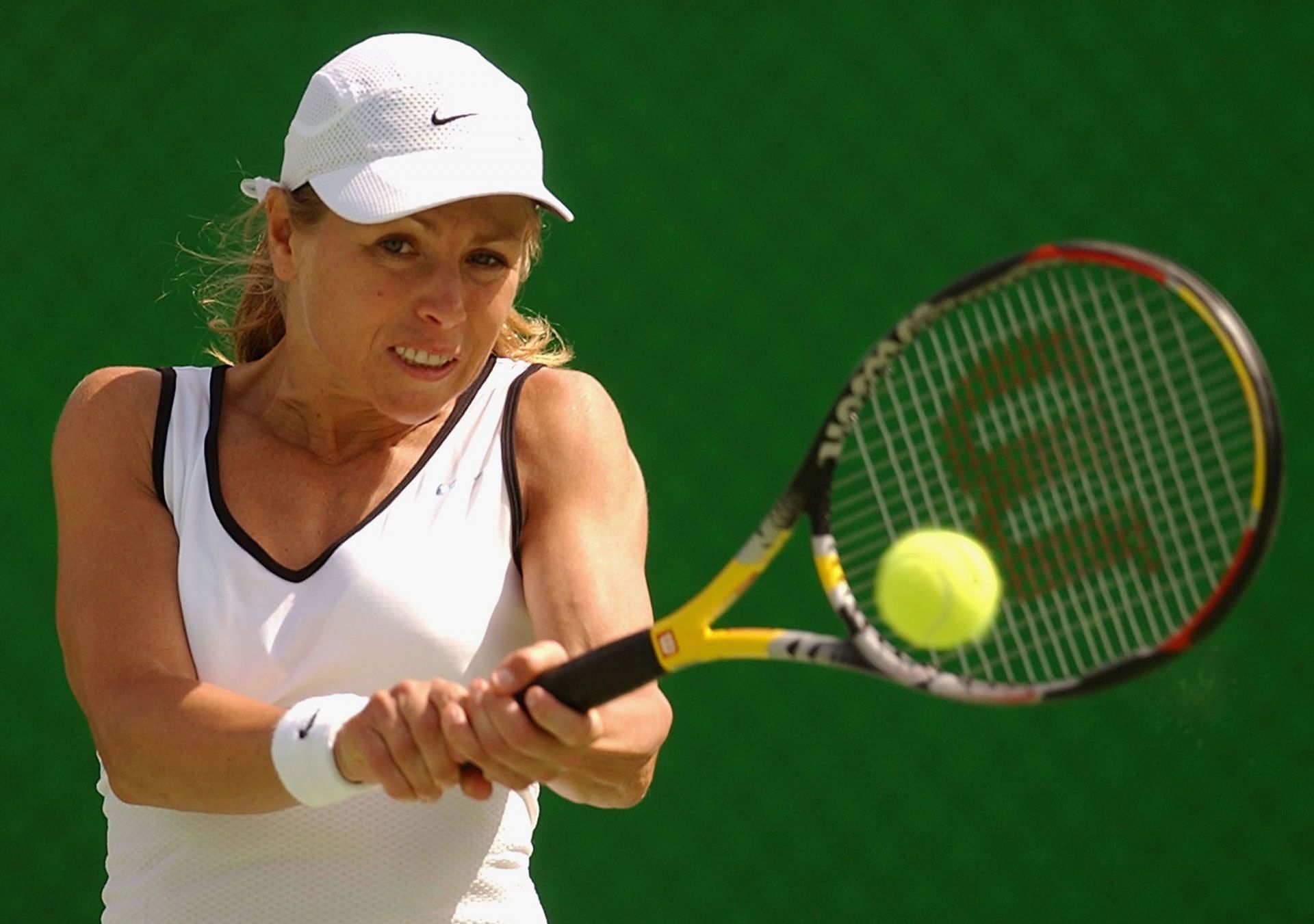 Amanda Coetzer in action at the 2004 Australian Open