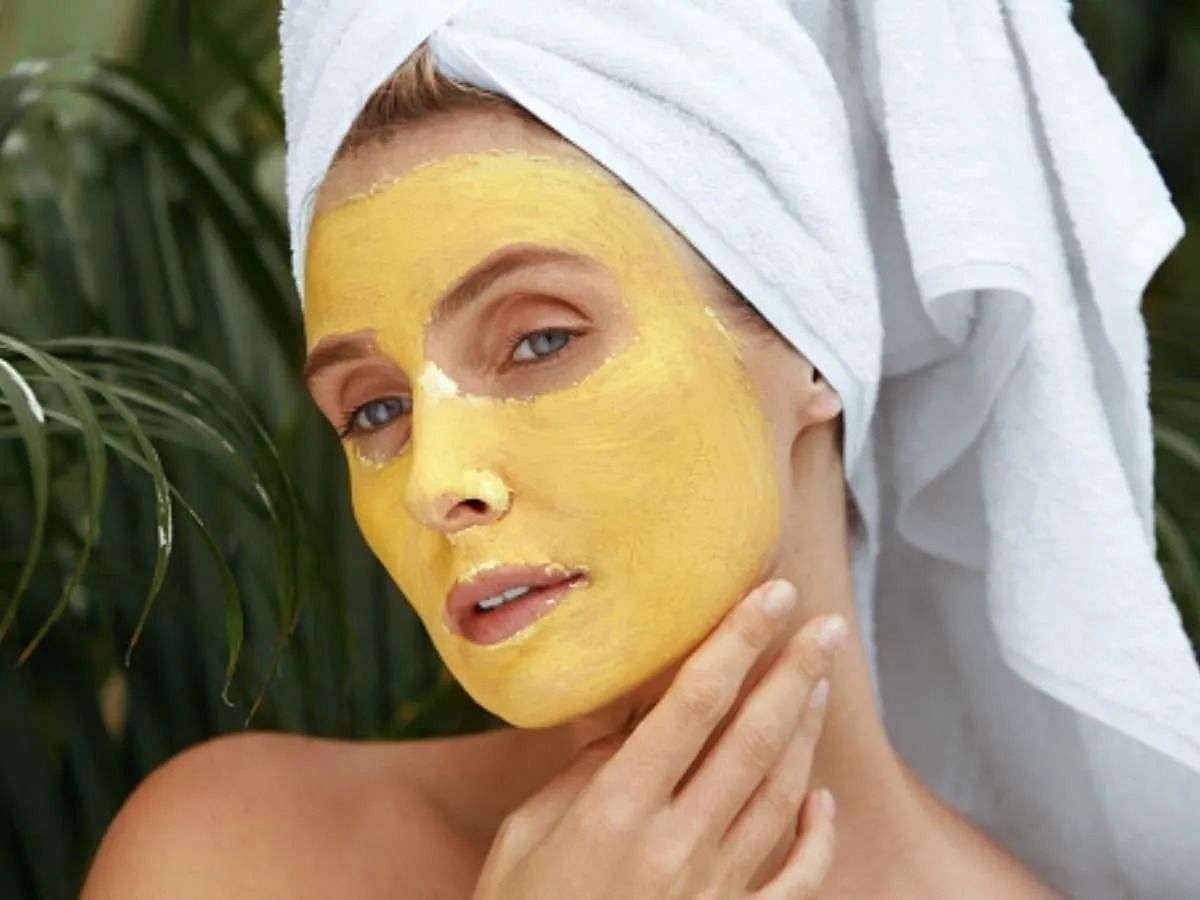 Turmeric body scrub (Image via Getty Images)