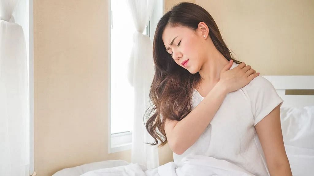 Shoulder pain from sleeping (Image via Getty Images)