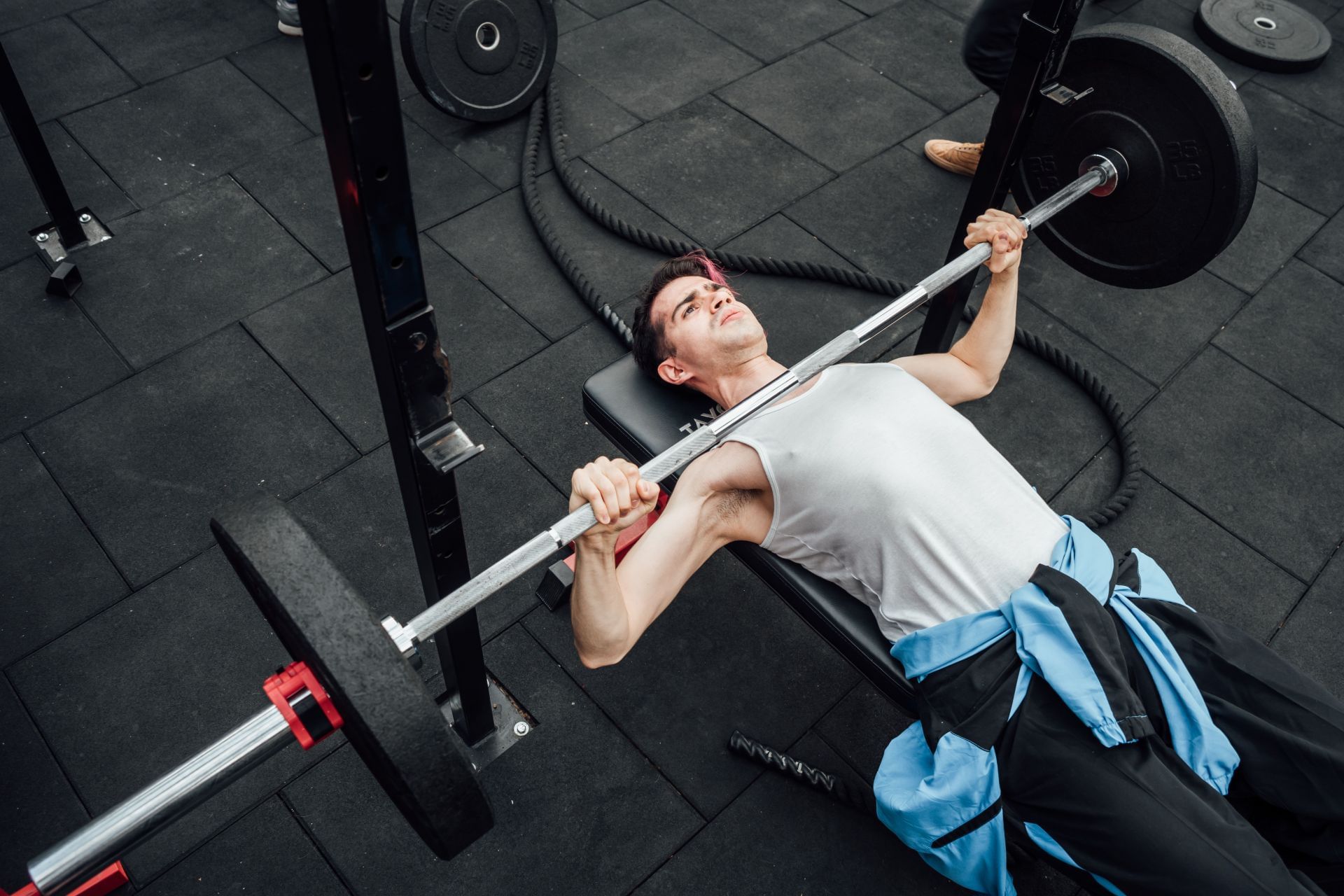 Dumbbell vs. barbell bench press (Image via Pexels/ Mike Gonzalez)