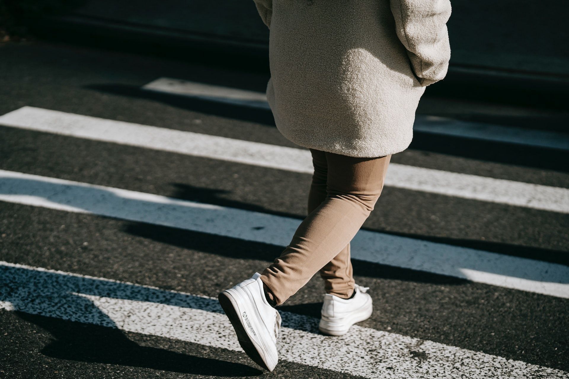 Walking is one of the best exercises for fibromyalgia. (Photo via Pexels/Uriel Mont)