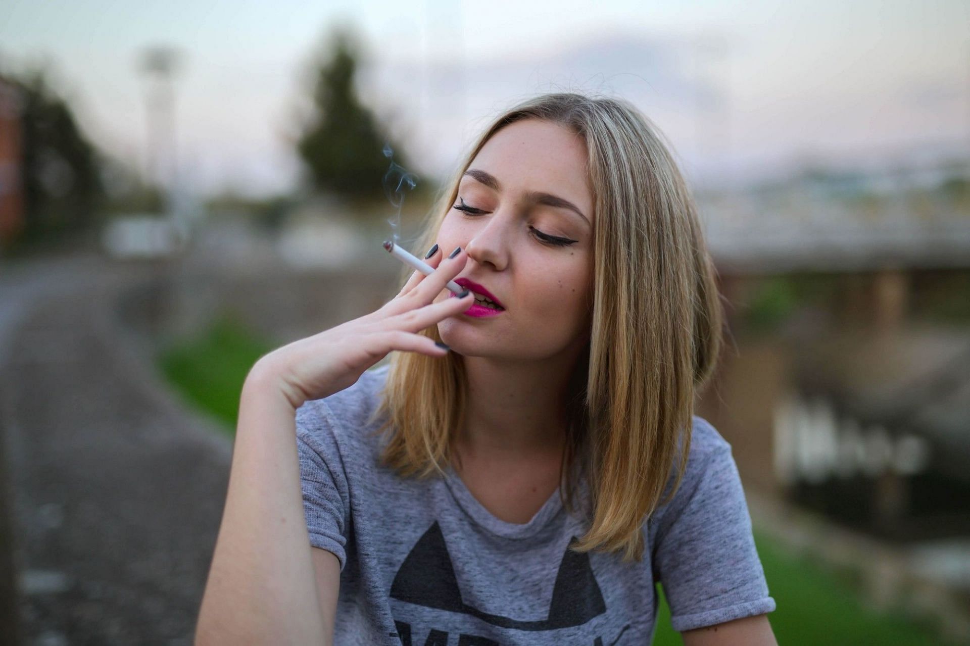 Smoking can also contribute to the yellowing of teeth (Image by wirestock on Freepik)