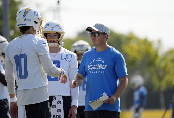 NFL analyst calls out former Cowboys OC Kellen Moore after Justin Herbert's Chargers' 0-2 start