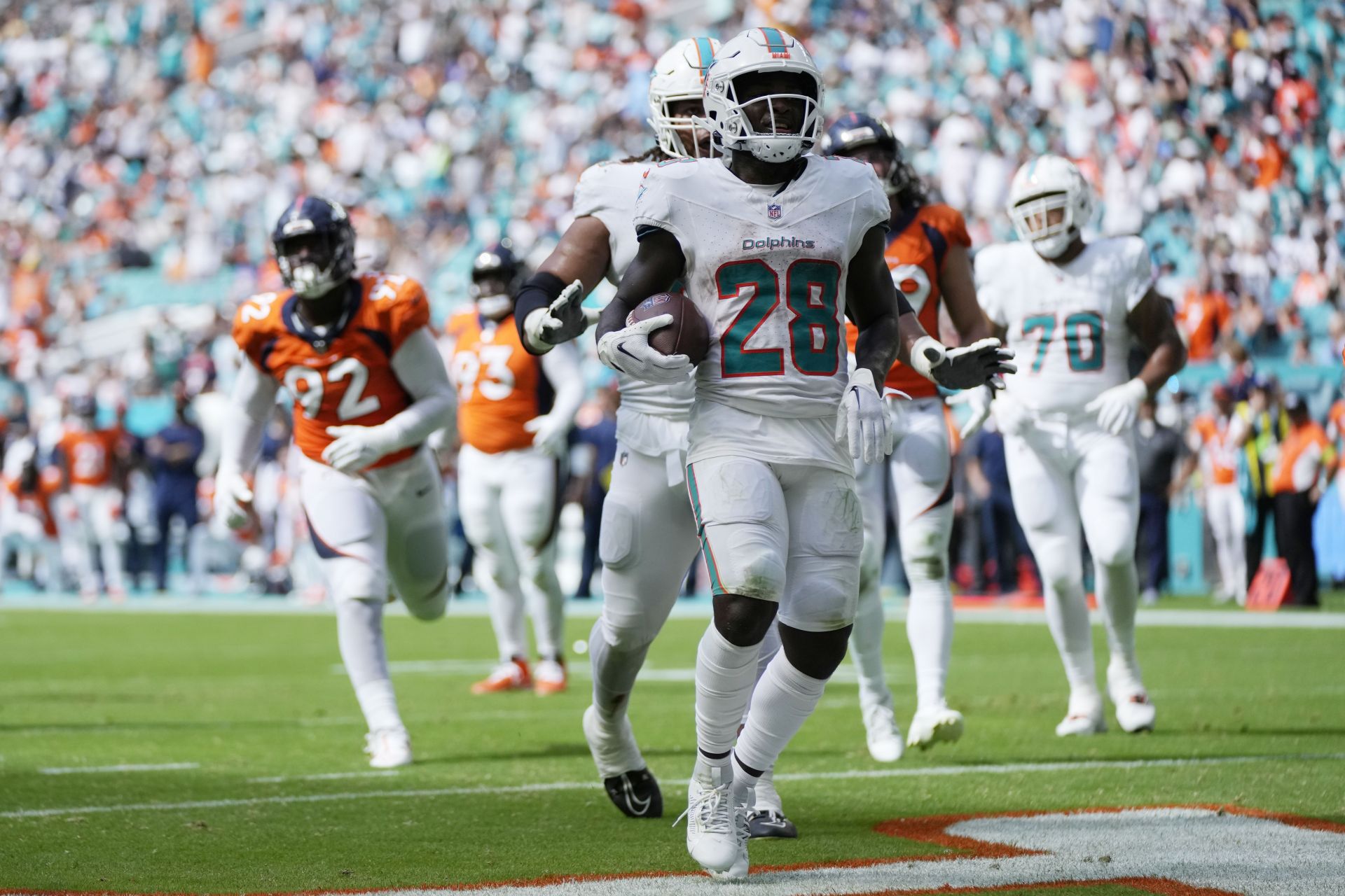 De'Von Achane or Zack Moss, Start Em' Sit Em': Fantasy Football Outlook for  RBs in Week 4