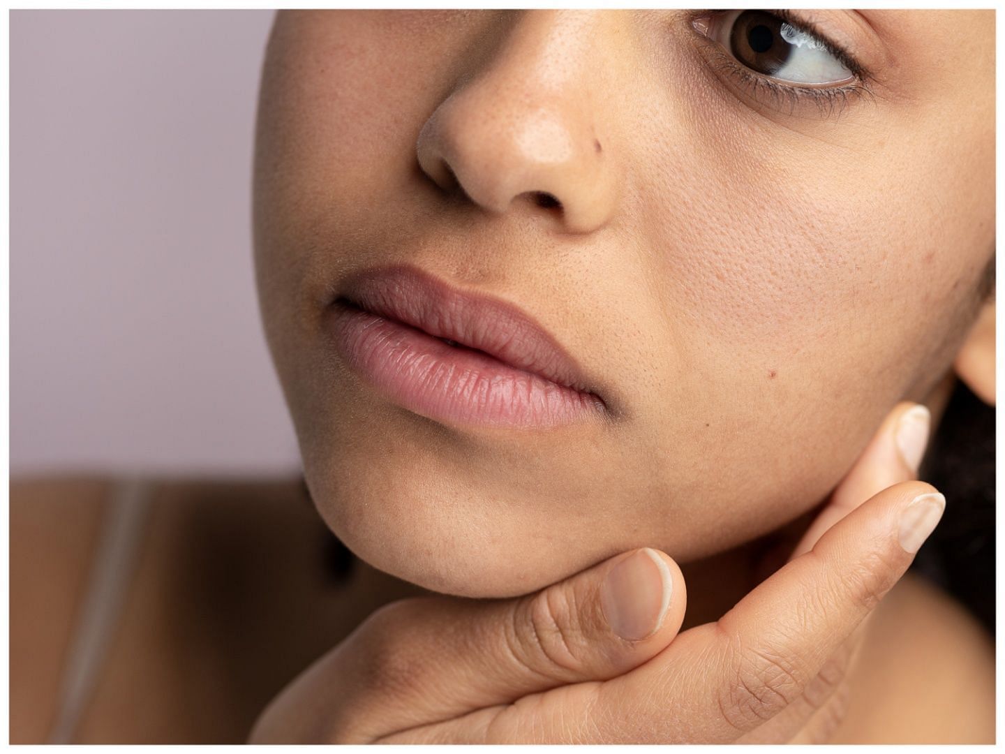 Dead skin on your face can sometimes cause various skin condition (Image via Freepik)