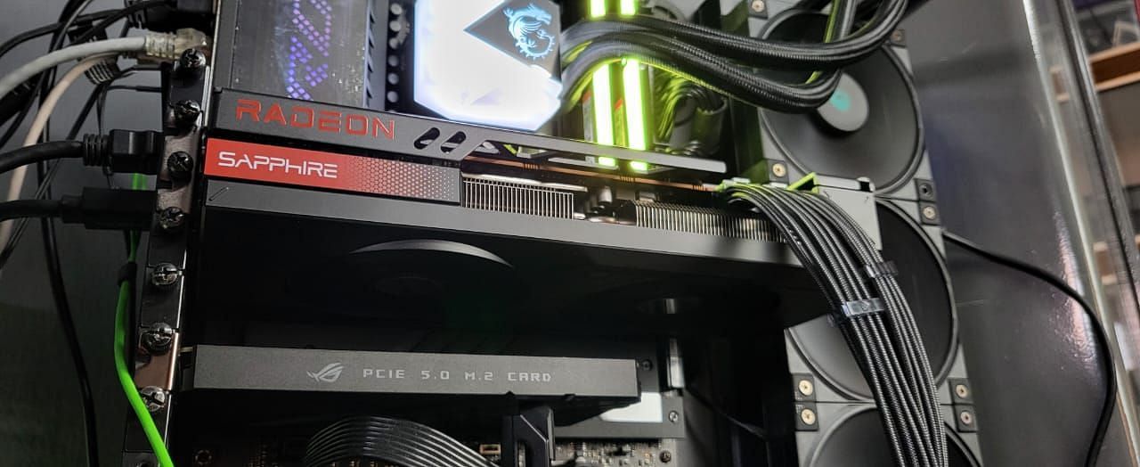 Sapphire Radeon RX 7700XT Pulse on the test bench (Image via Sportskeeda)