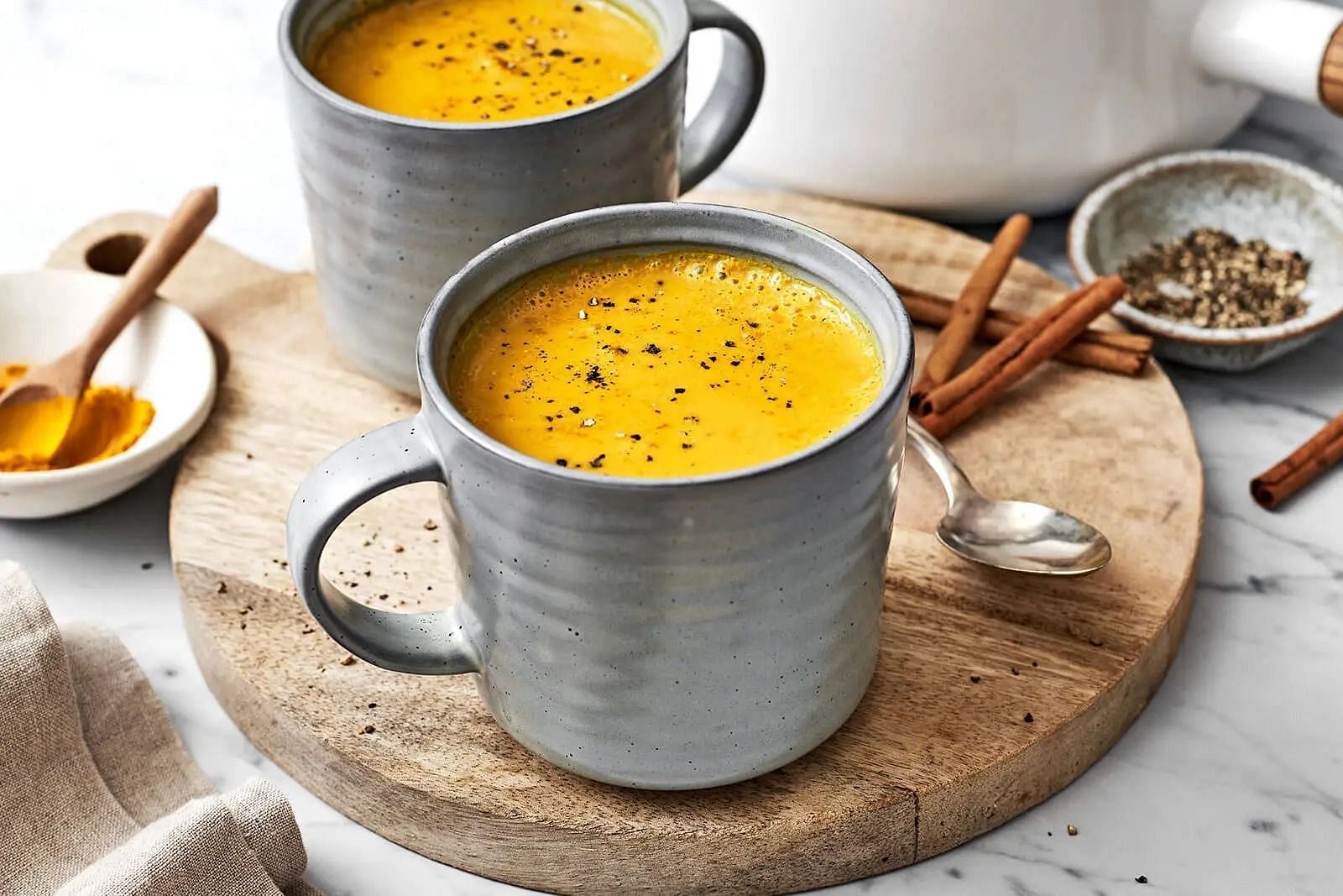 Turmeric golden milk for clear skin (Image via Getty Images)