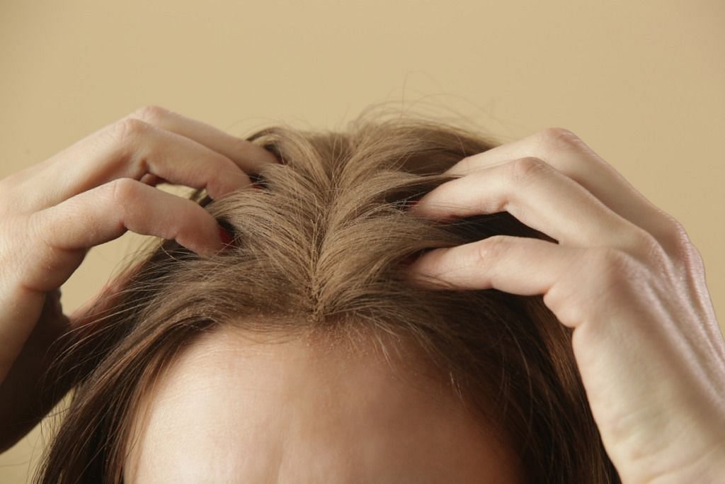 Dry shampoo (Image via Getty Images)