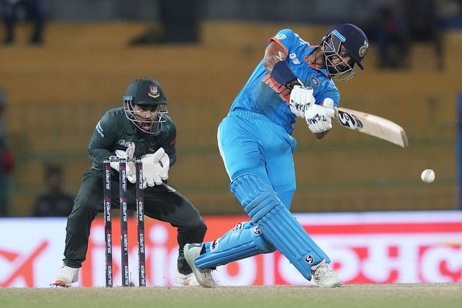 "It's a very interesting toss-up" - Aakash Chopra on the battle between Axar Patel and Shardul Thakur for the No. 8 position