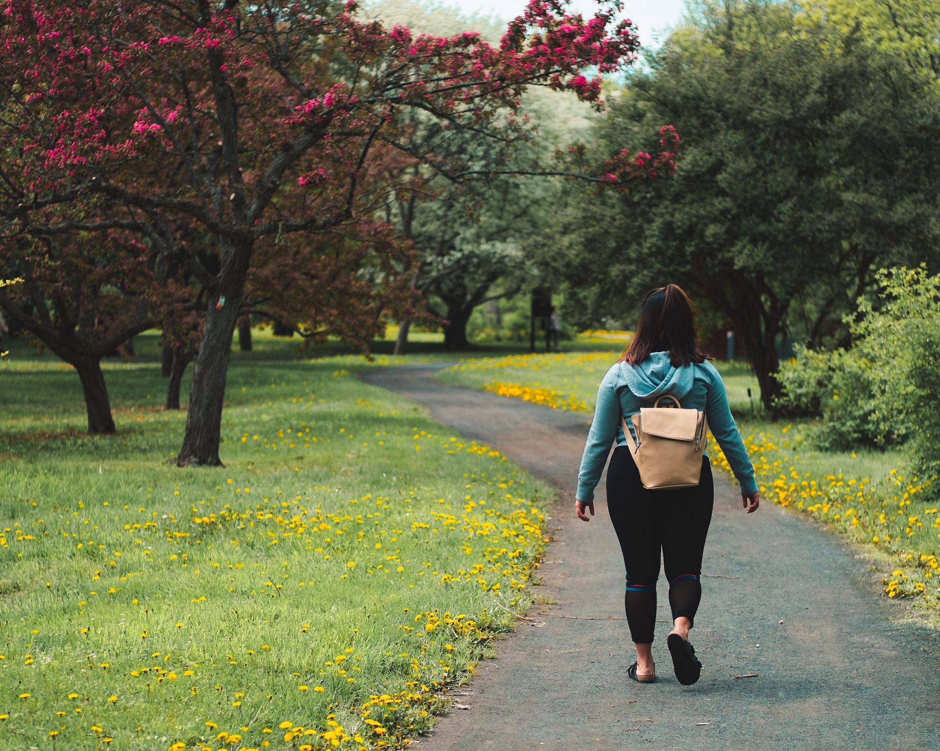 Daily 2 minutes of walking can help reduce your blood sugar levels (Image via Unsplash / Jeffrey Grospe)