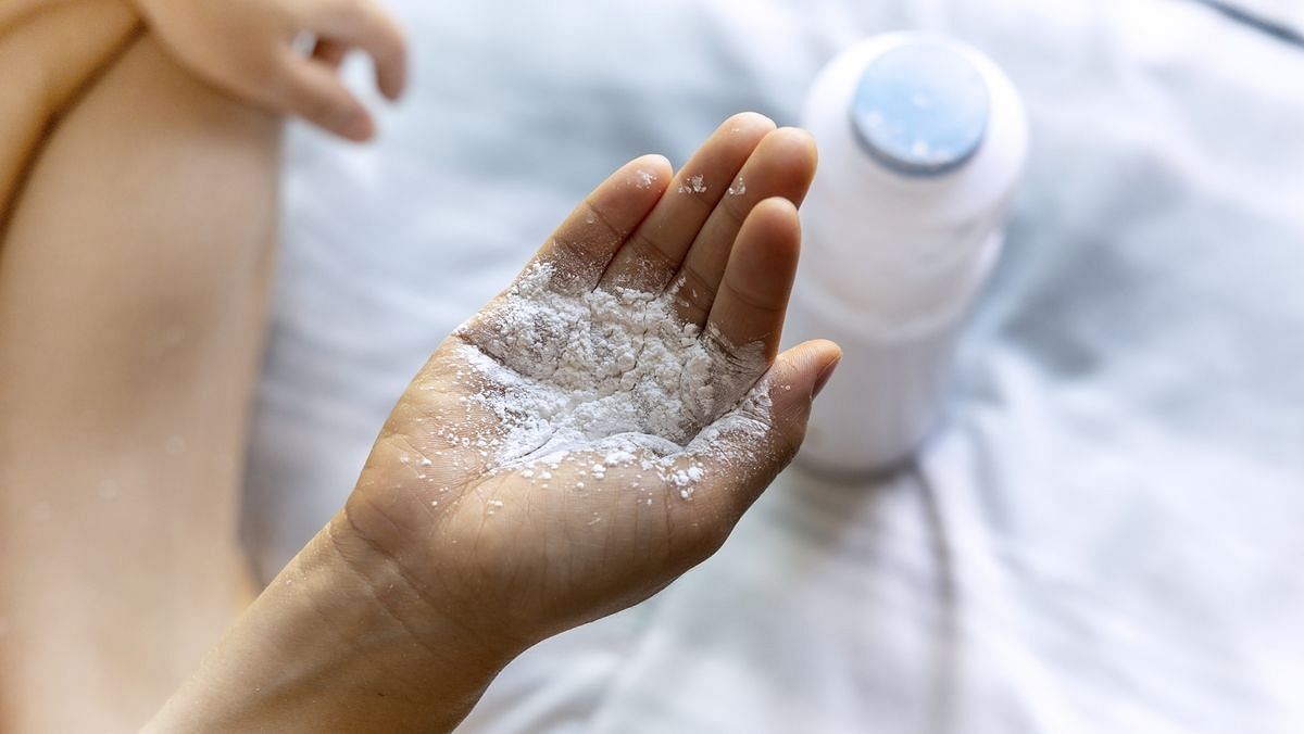 Dry shampoo (Image via Getty Images)