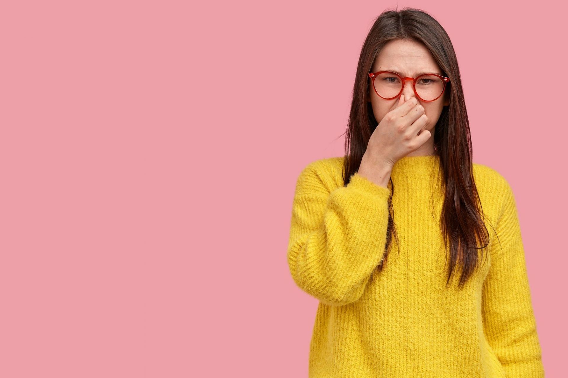 Garlic breath is due to the sulfur compounds present in Garlic (Image by wayhomestudio on Freepik)