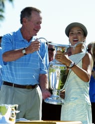 Grace Park lifting the 2014 Kraft Nabisco Championship trophy (image via Getty)