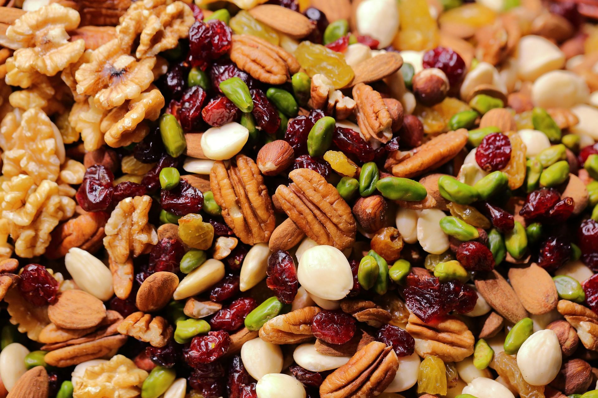 Nuts are safe to consume in an interstitial cystitis diet (Image via Unsplash/Maksim Shutov)