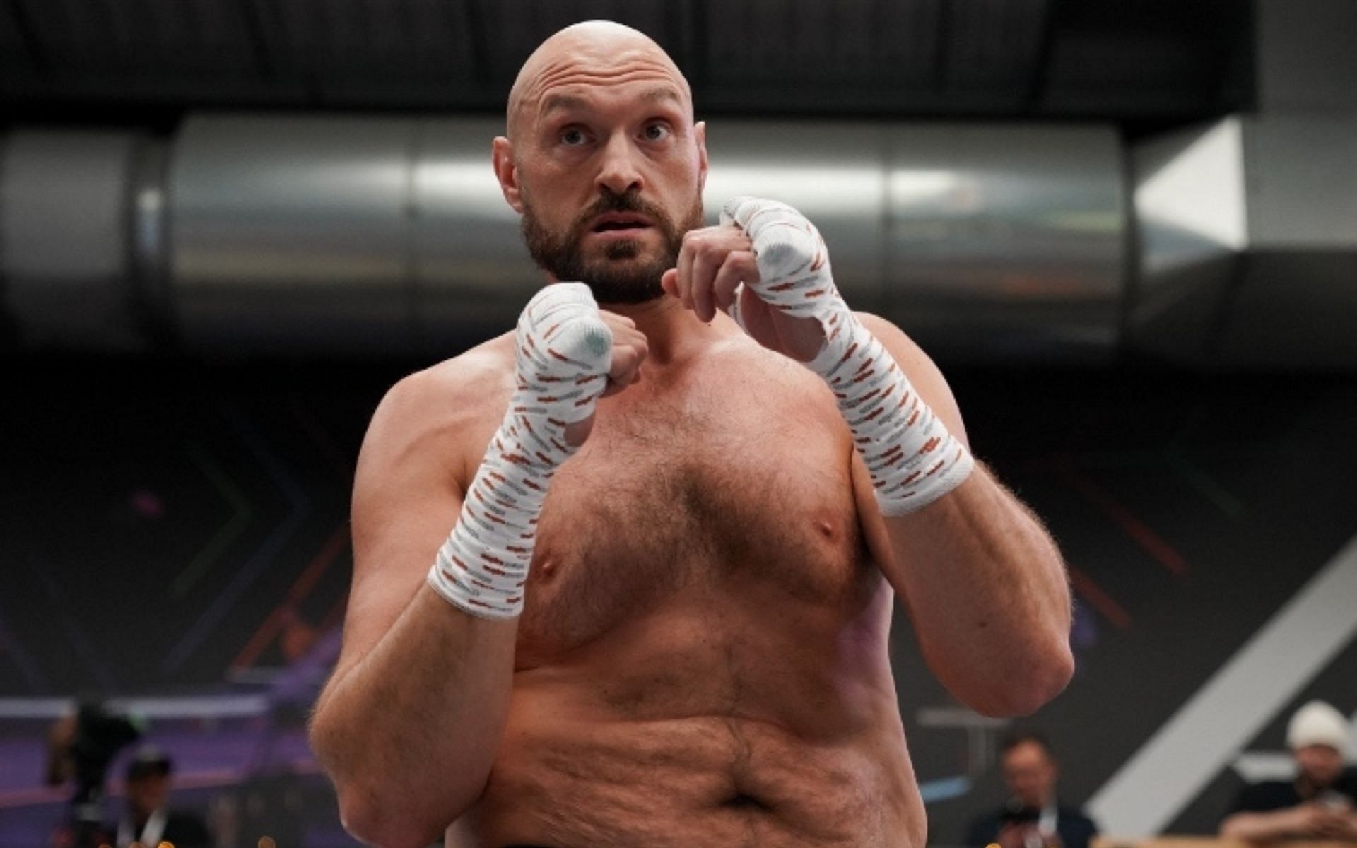 Тайсон фури усик. Тайсон Фьюри. Тайсон Фьюри боксёр. Tyson Fury вес. Тайсон Фьюри с поясами.