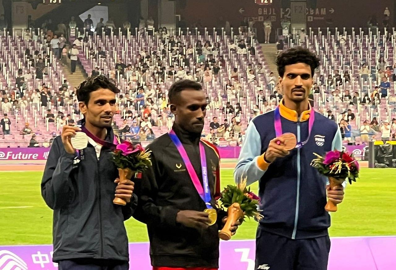 Kartik Kumar won silver while Gulveer Singh bronze in the men&rsquo;s 10,000m race at the Hangzhou Asian Games on Saturday. Photo credit: AFI