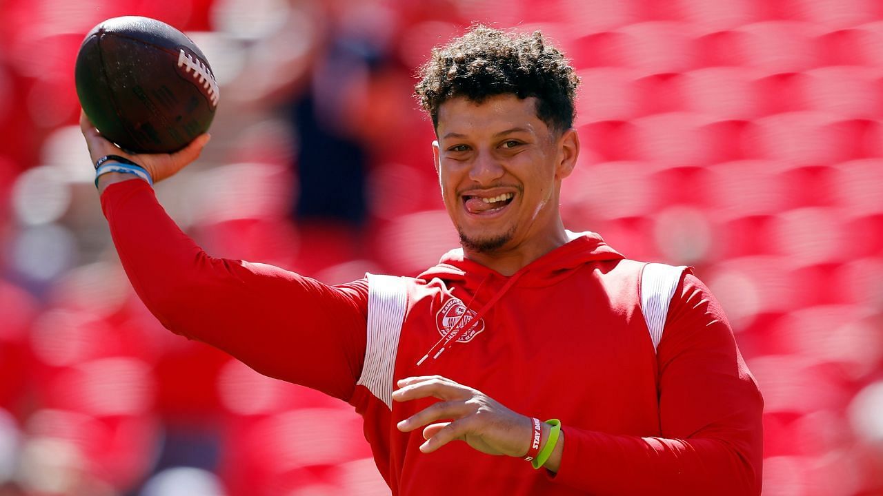 Patrick Mahomes injures right ankle while leading Chiefs to 34-0 halftime  lead vs. Bears; QB returns in third 