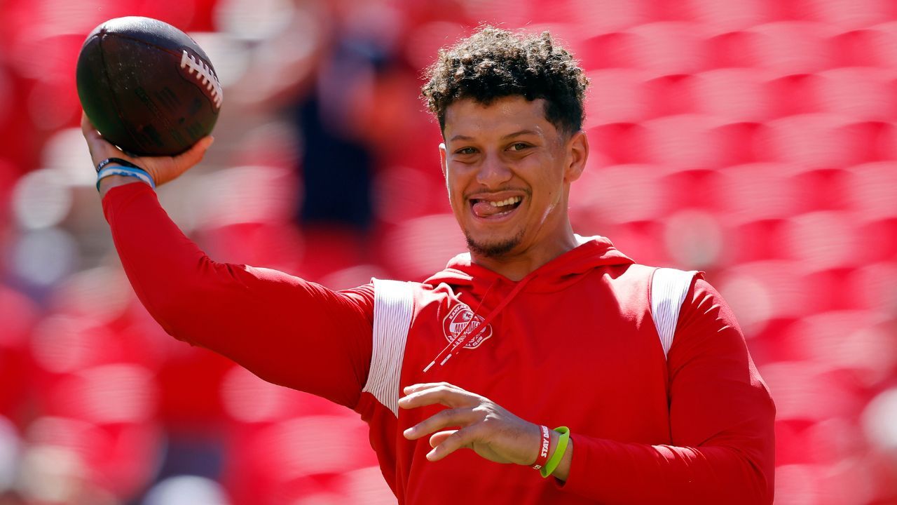 Chiefs: Patrick Mahomes suffers injury scare during blowout vs. Bears