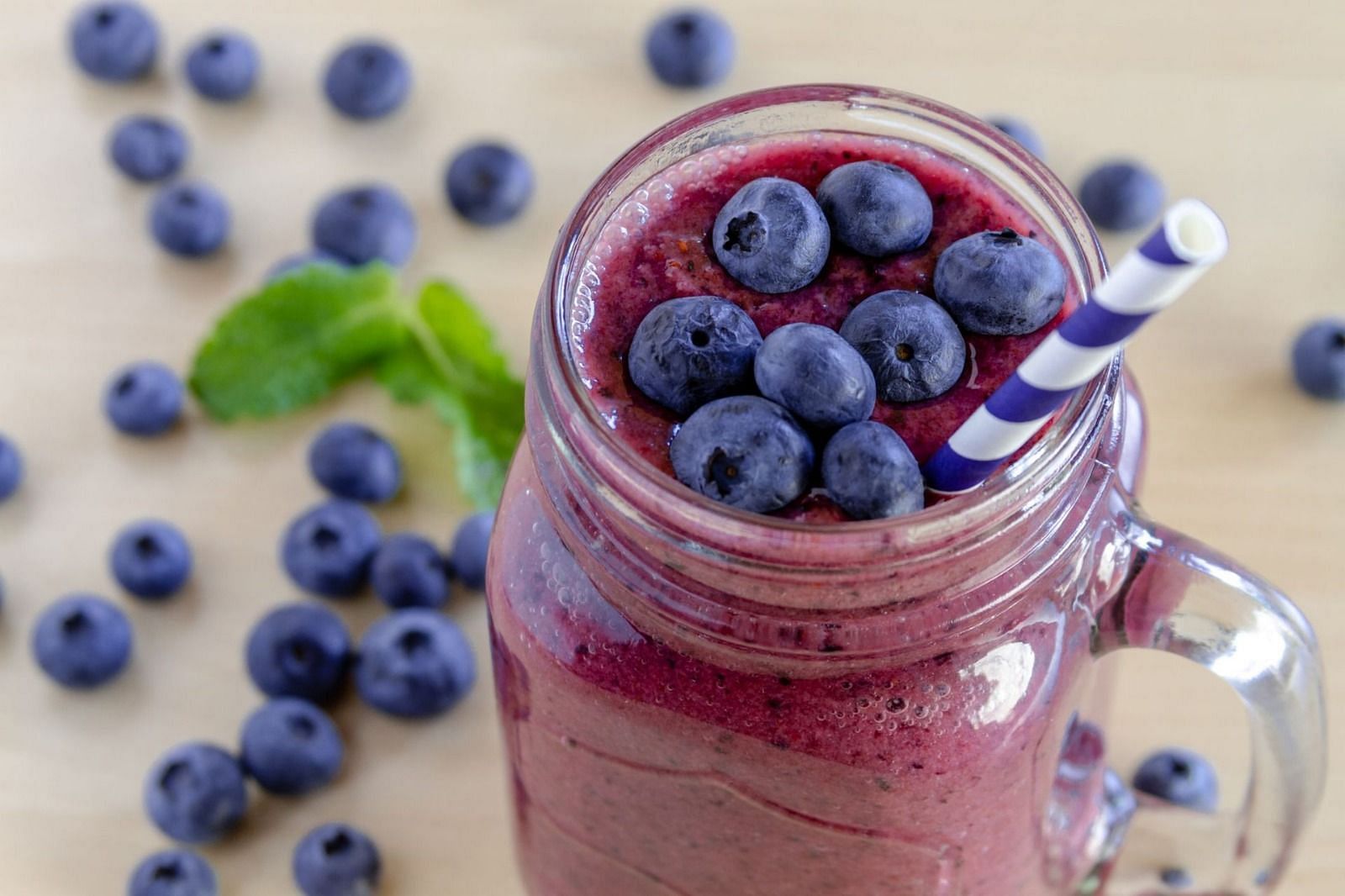 Berry blast smoothie for clear skin (Image via Getty Images)