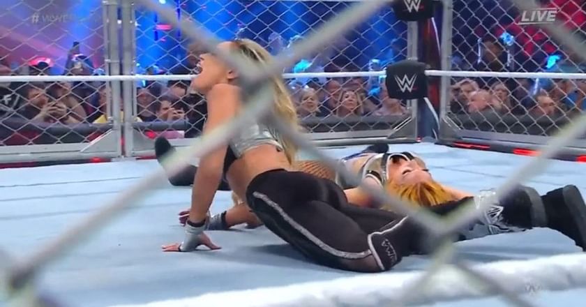 Becky Lynch vs. Trish Stratus – Steel Cage Match: photos