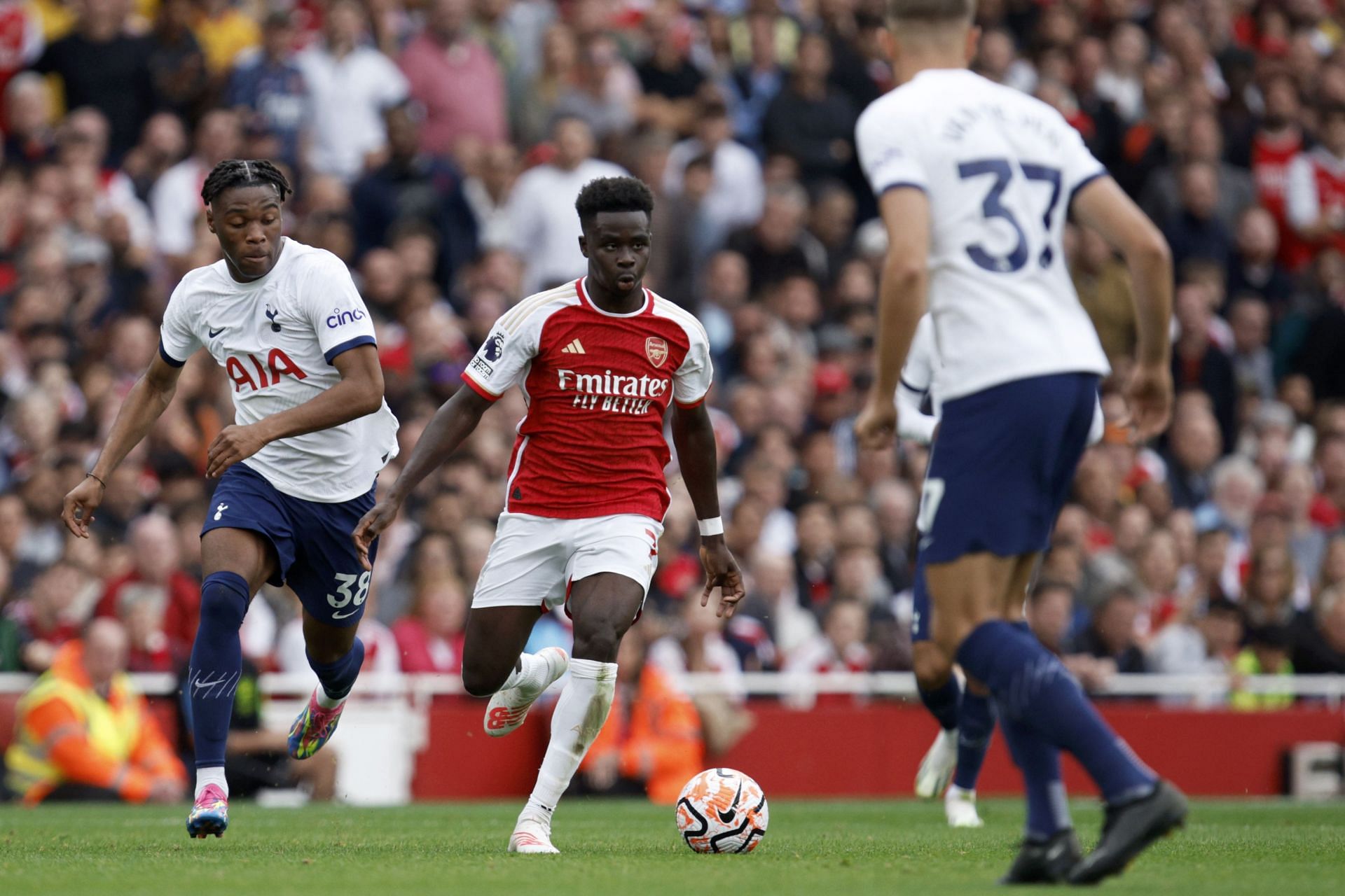 Bukayo Saka (centre)