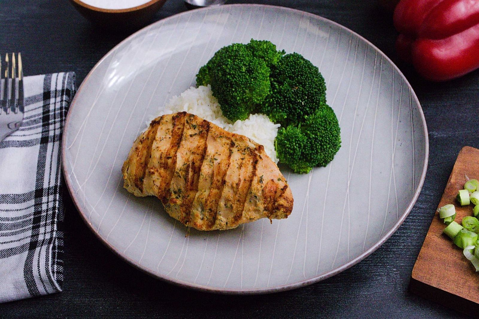 Chicken and broccoli (Image via Getty Images)