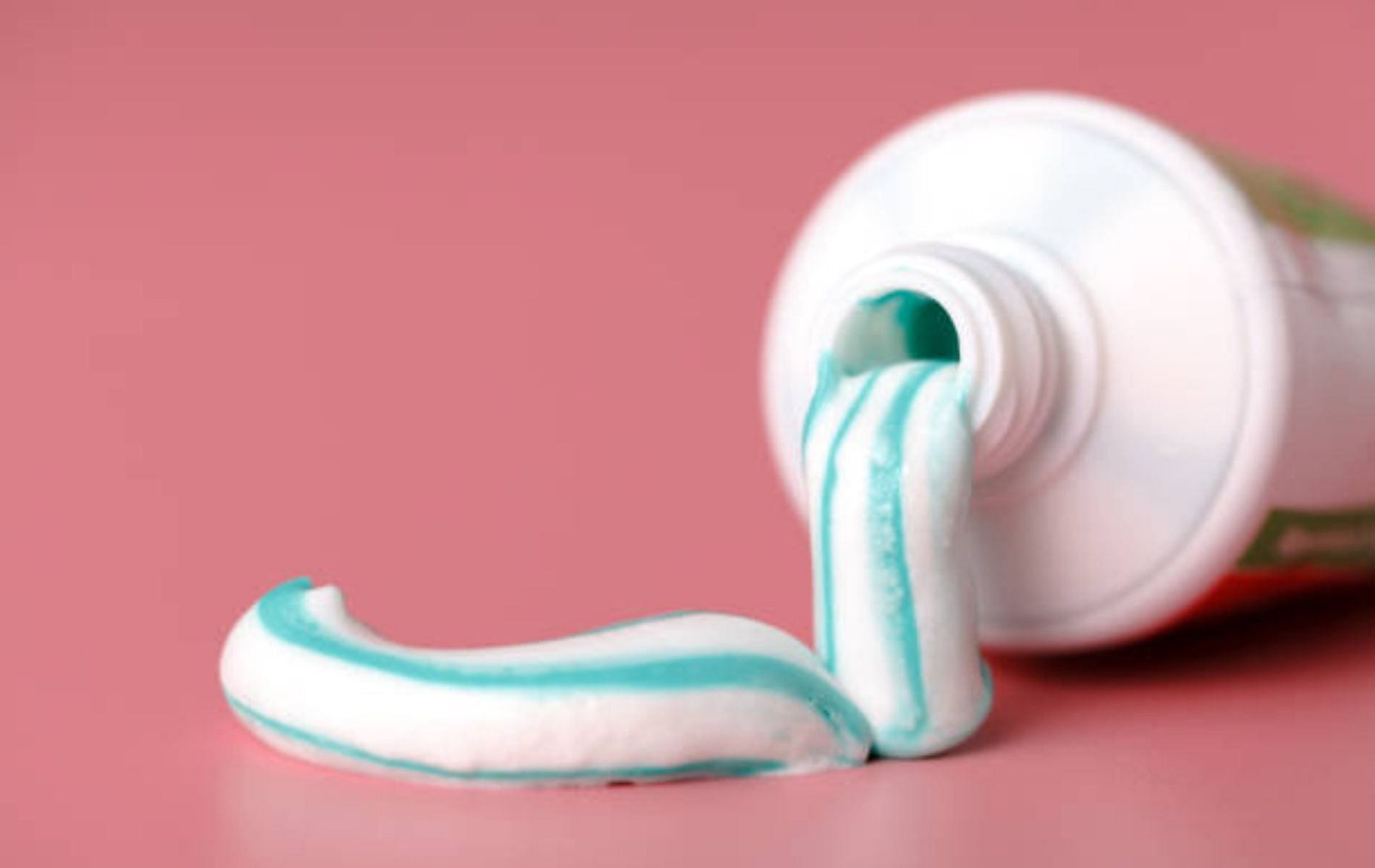 certain chemicals in oral hygiene products can cause the mucosa to peel. (Image by iStockphoto via Pexels)