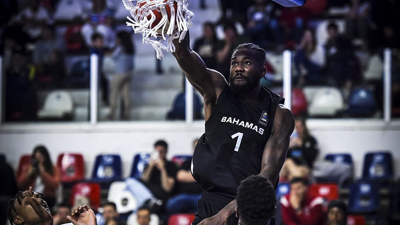 Deandre Ayton playing for the Bahamas