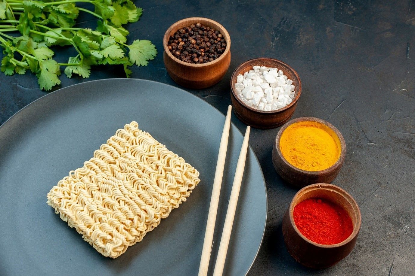 The seasoning given with noodles has a high amount of salt and other additives (Image by KamranAydinov on Freepik)