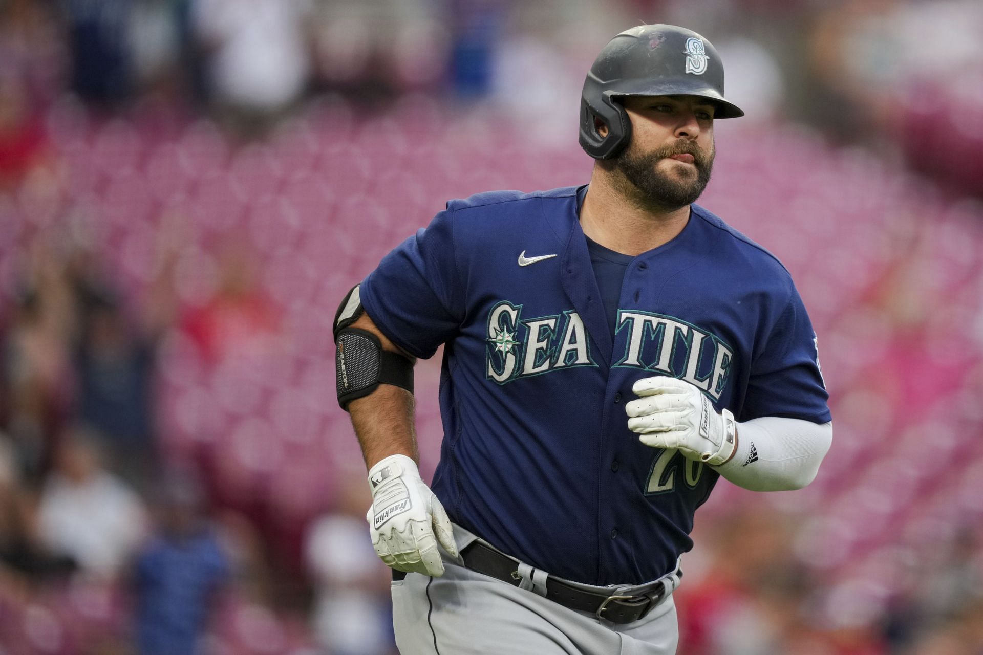 Watch: Dominic Canzone puts body on the line as Mariners OF crashes into  fence for a wild catch