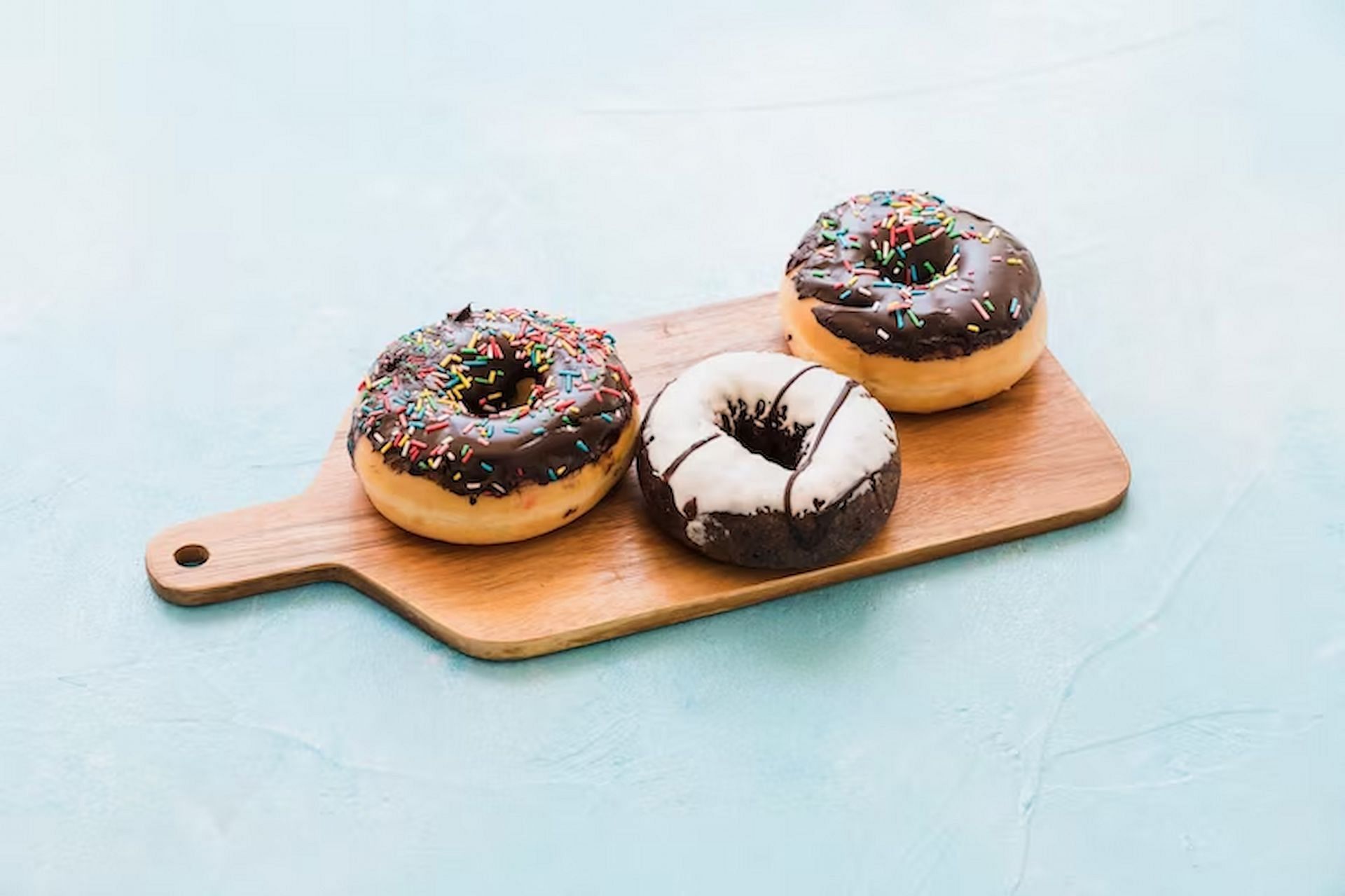 The Sam Sulek diet comprises daily indulgences like Krispy Kreme Donuts (Image via freepik)