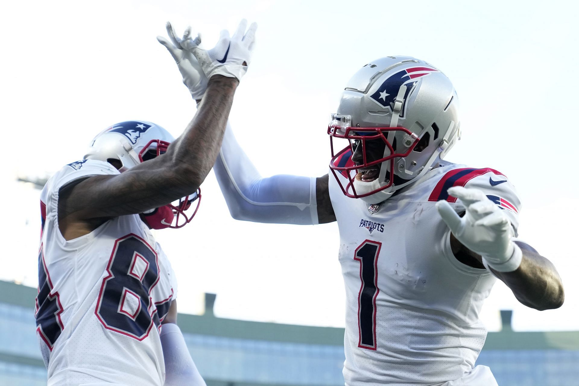 DeVante Parker injury update: Patriots WR dealing with concussion for Week  16 - DraftKings Network