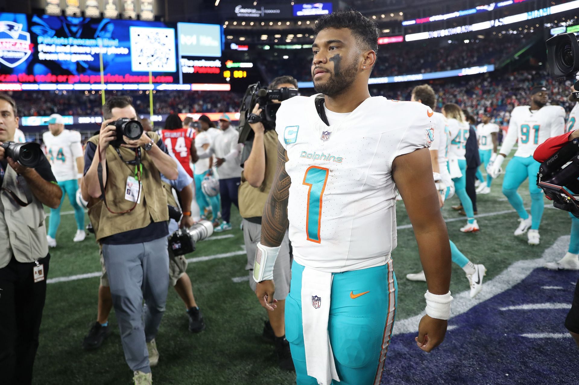 Miami Dolphins quarterback Tua Tagovailoa on throwing 2 TDs each with right  and left hand: 'Has it ever been done in the NFL'