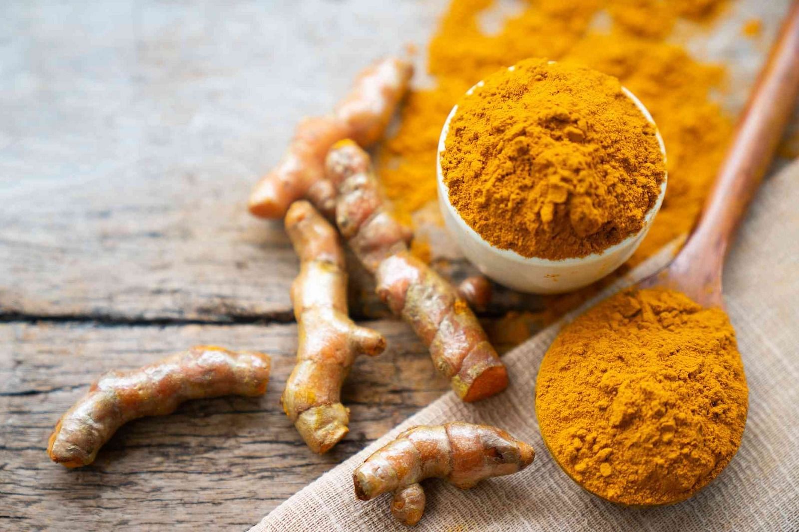 Turmeric body scrub (Image via Getty Images)