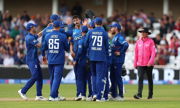 England debutant George Scrimshaw bowls 6 no-balls in first 2 overs in 2nd ODI against Ireland