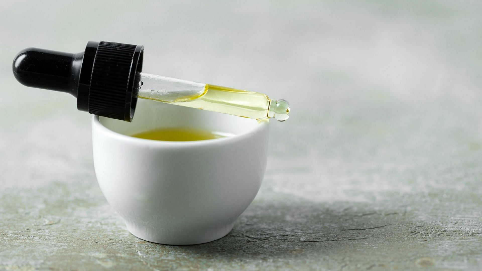 Tea Tree Oil originally is very concentrated and so, it should be used in highly diluted amount only as one of the home remedies for scabies (Image by Freepik on Freepik)
