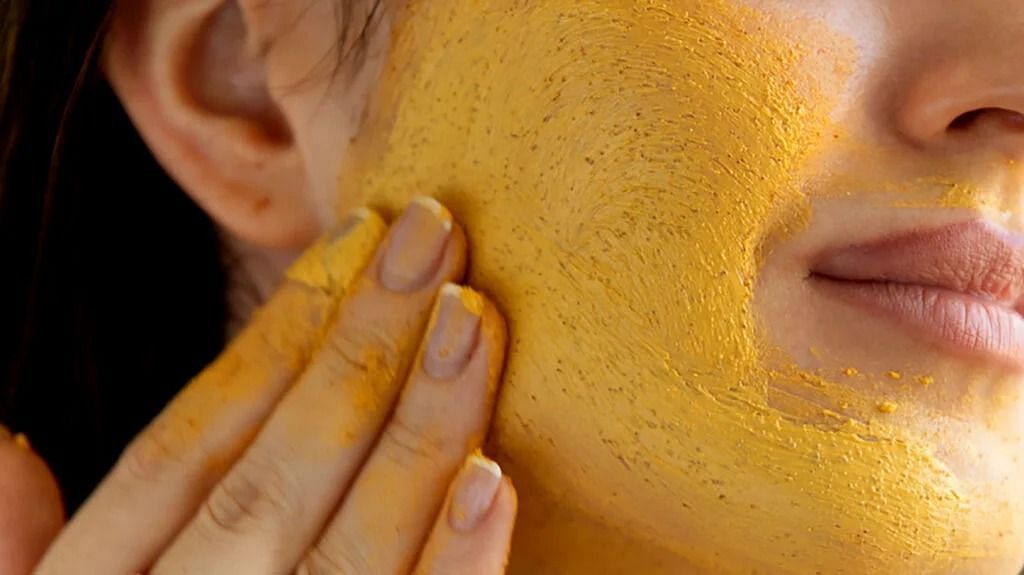 Turmeric body scrub (Image via Getty Images)