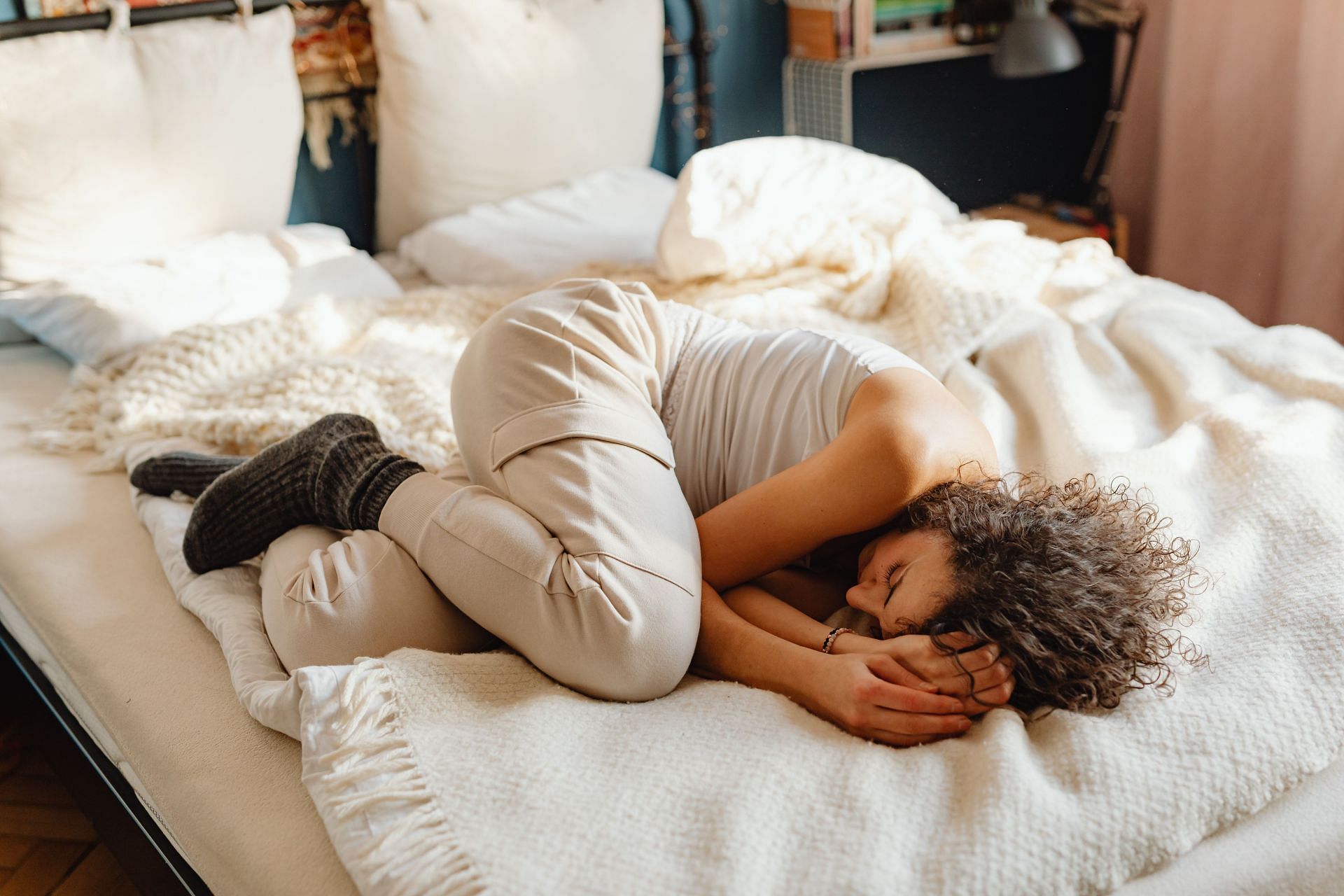 Worst sleeping positions (Image via Pexels/ Karolina Grabowska)