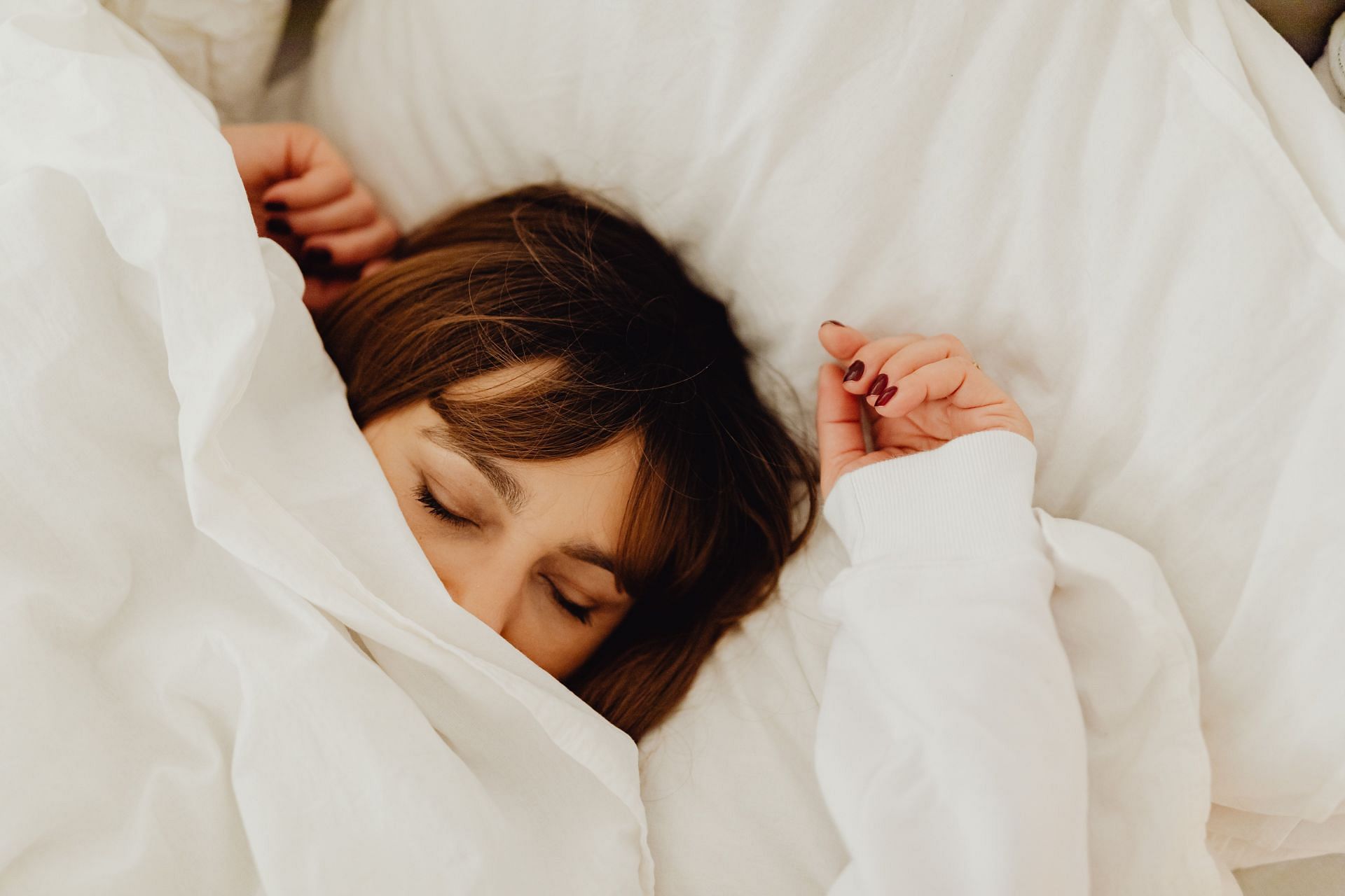 Helps you complete your REM sleep (Image via Pexels/Karolina Grabwoska)
