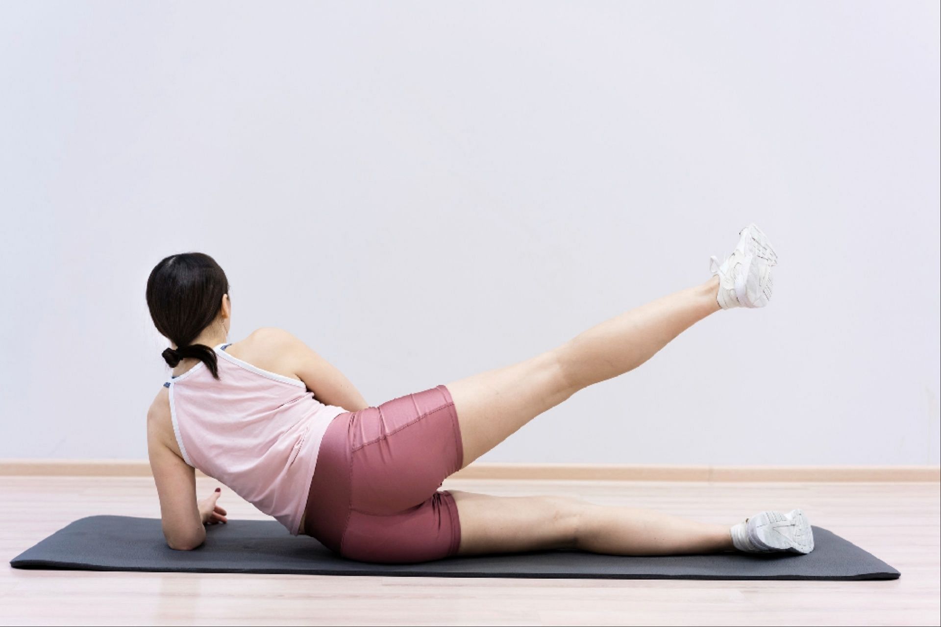 Side leg raise eases tightness and pain. (Image via Freepik)