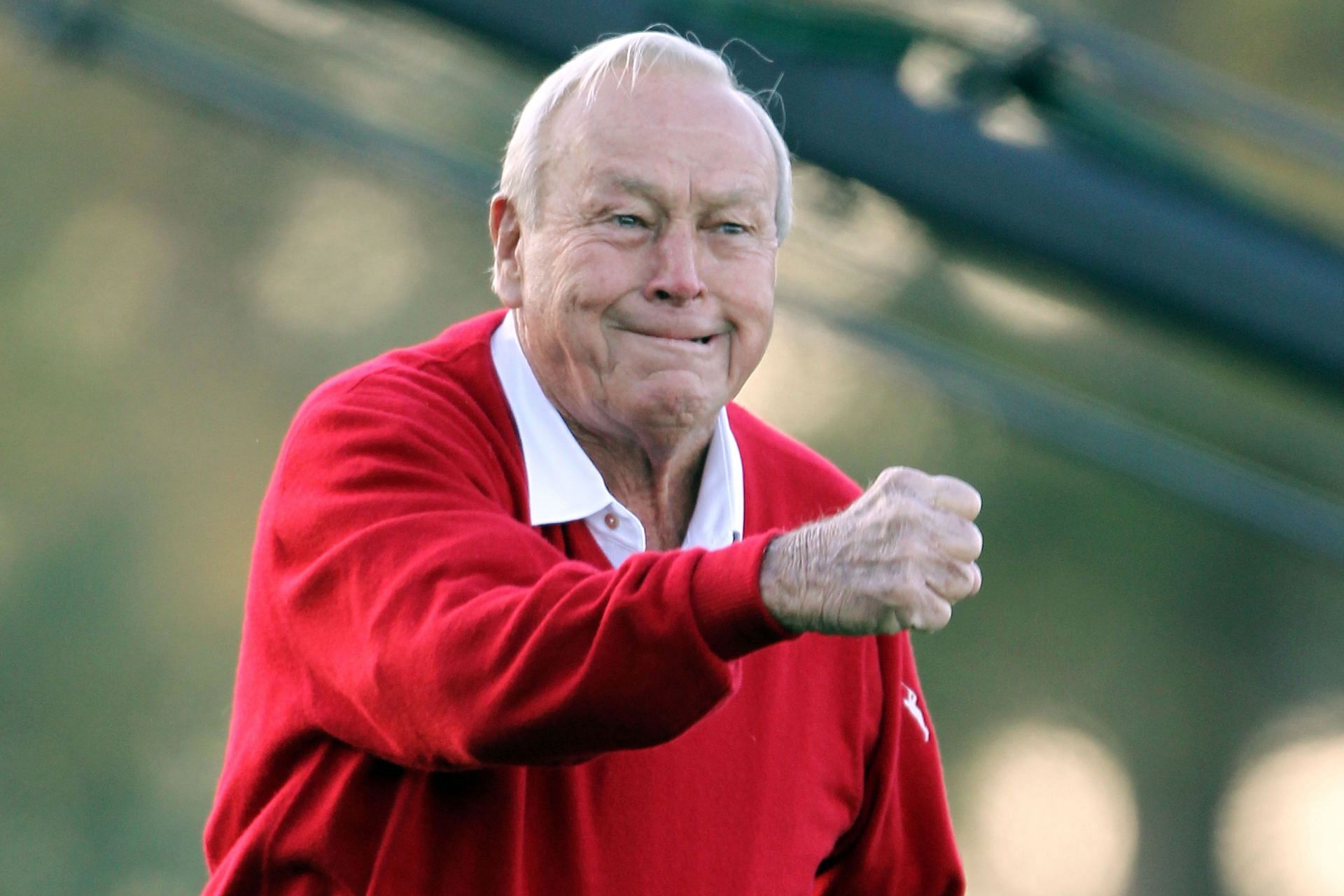  Arnold Palmer watches the ceremonial first tee shot to start the first round of the 2011 Masters Tournament