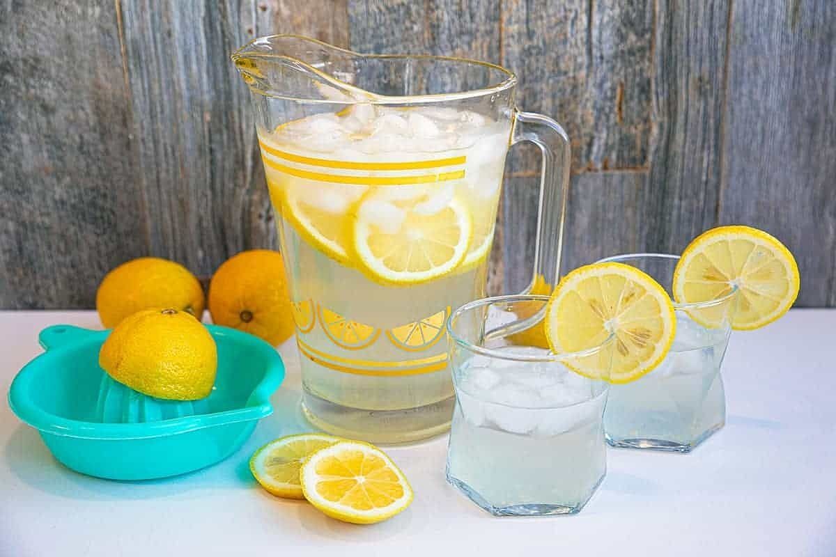 Lemon water for clear skin (Image via Getty Images)