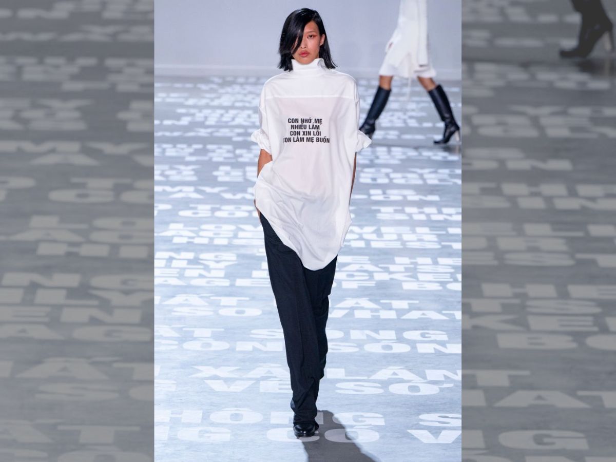 The quote embedded tee shirt In the Helmut Lang collection ( image via Getty Image)