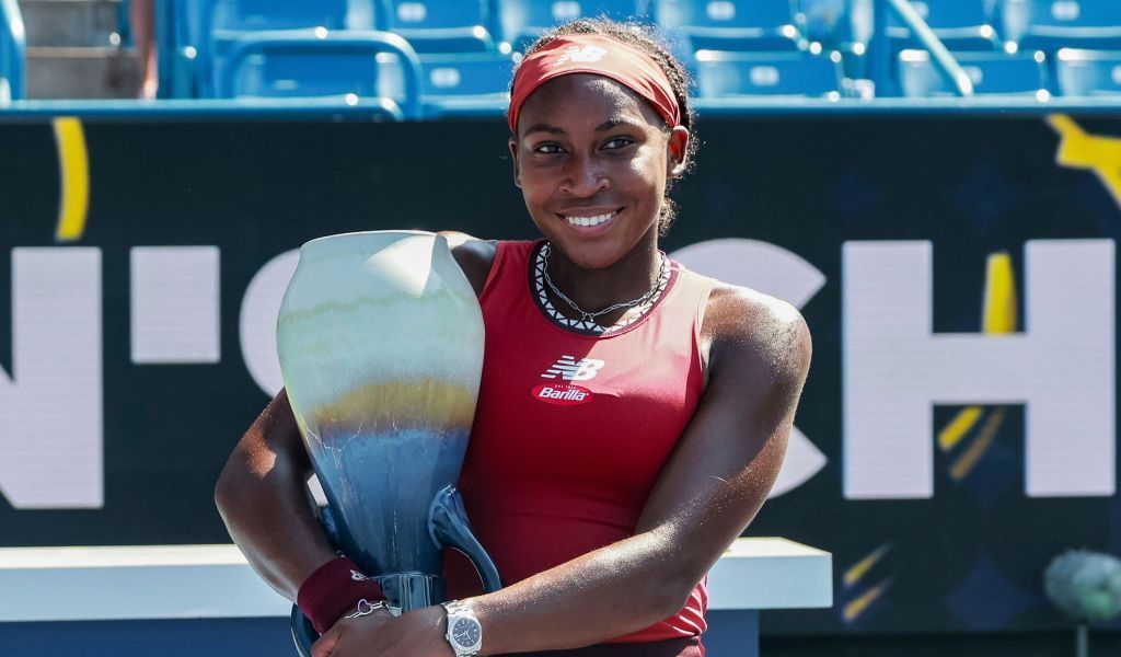 Coco Gauff poses with the 2023 Cincinnati Open trophy