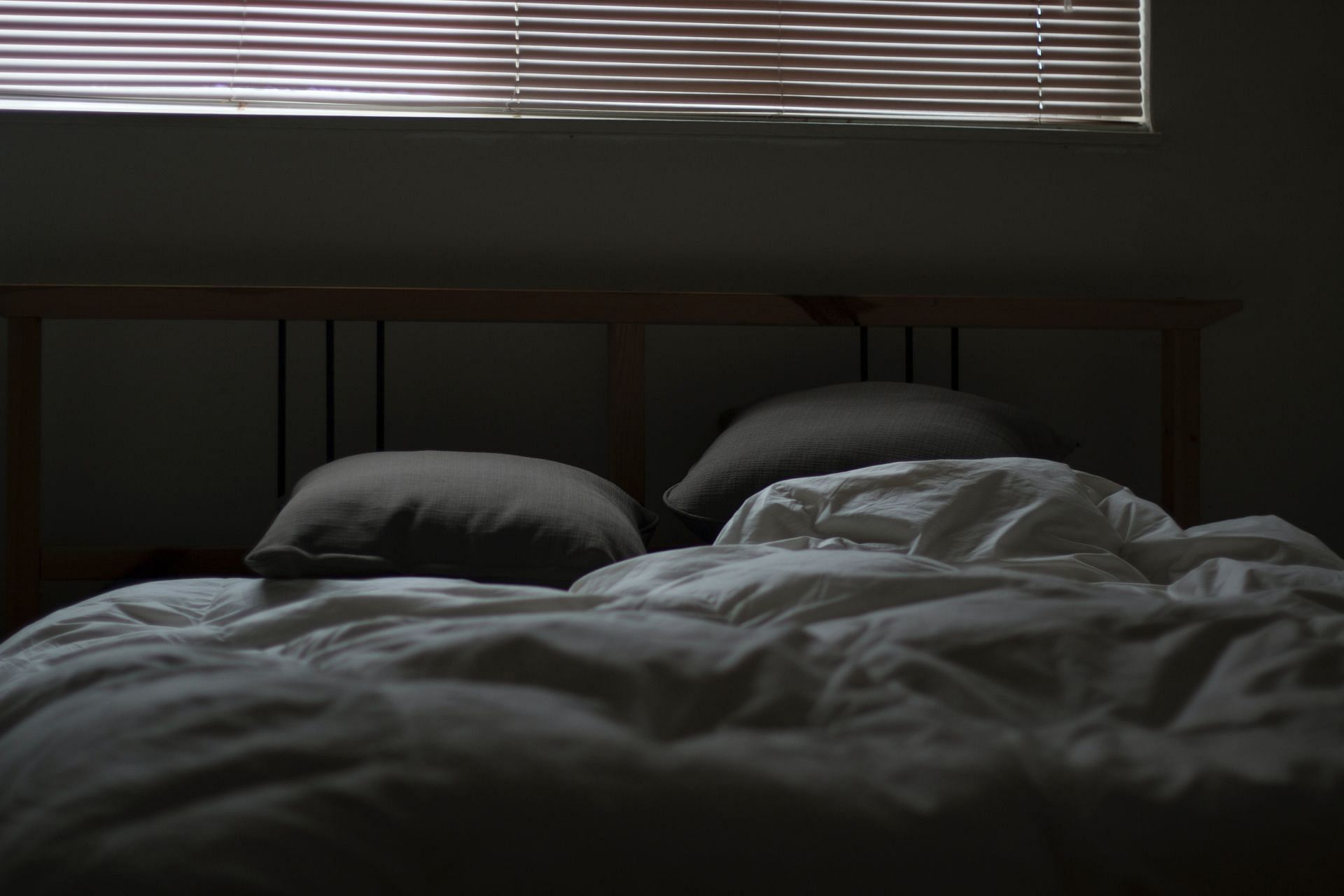 set a cozy temperature to sleep in (Image via Unsplash / Quin Stevenson)